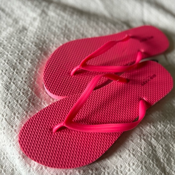 Old Navy Shoes - Old Navy flip flops